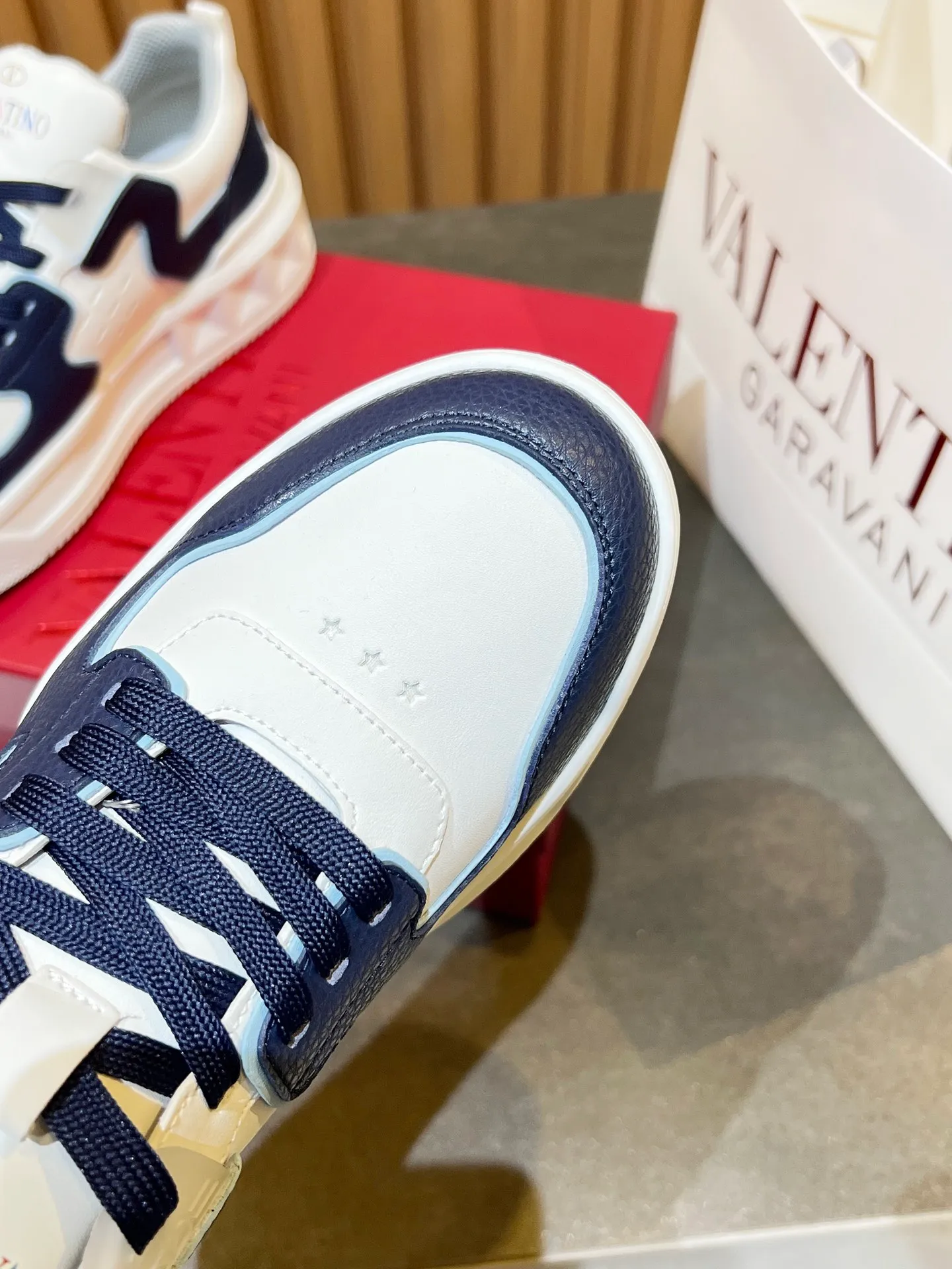👟👟Ex-factory price 660👟👟 𝑽𝒂𝒍𝒆𝒏𝒕𝒊𝒏𝒐Valentino 𝑶𝒏𝒆𝑺𝒕𝒖𝒅 Couple casual sports shoes series Valentino 2024 new couple sports shoes are on sale. The original ZP was purchased and dismantled. Repeated pattern making and modification. I tried my best to restore it one to one! Top luxury masterpiece Signature five-pointed star design Soft and comfortable genuine leather with contrasting colors brings excellent and elegant texture and excellent on-foot comfort Top purchasing version upper: imported calfskin surface/original oil edge craftsmanship Outsole: original development 𝐓𝐏𝐔 two-color combination outsole Packaging: original configuration complete package Code number: 34-𝟒𝟓